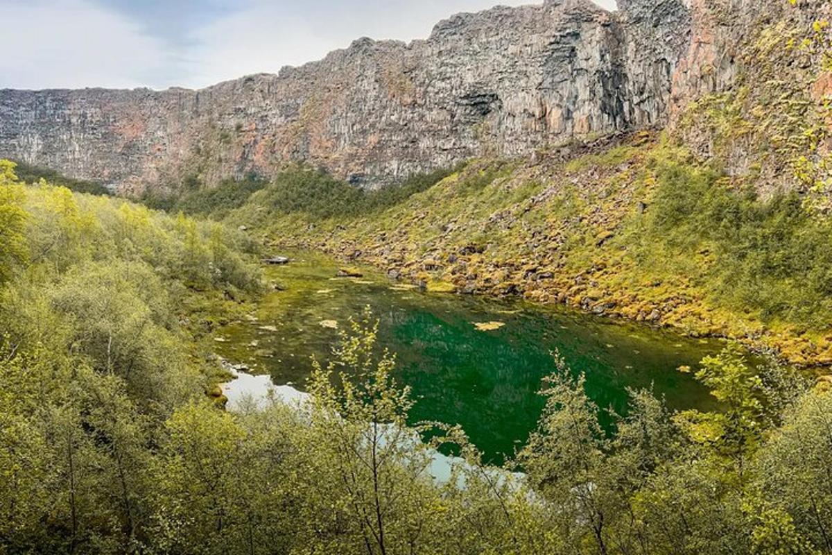 un râu în mijlocul unui munte