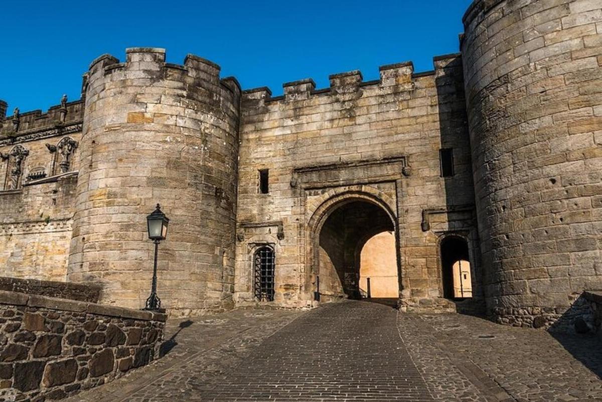 een ingang naar een kasteel met een boog