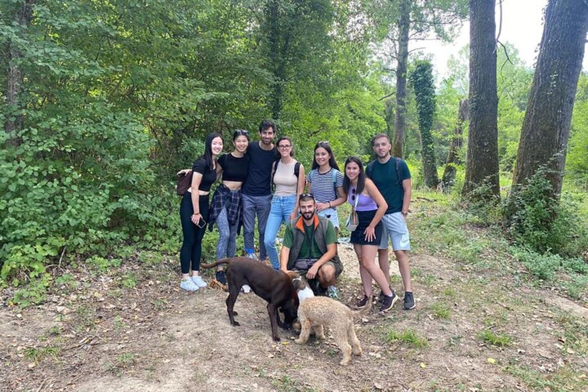 un gruppo di persone in posa per una foto con un cane