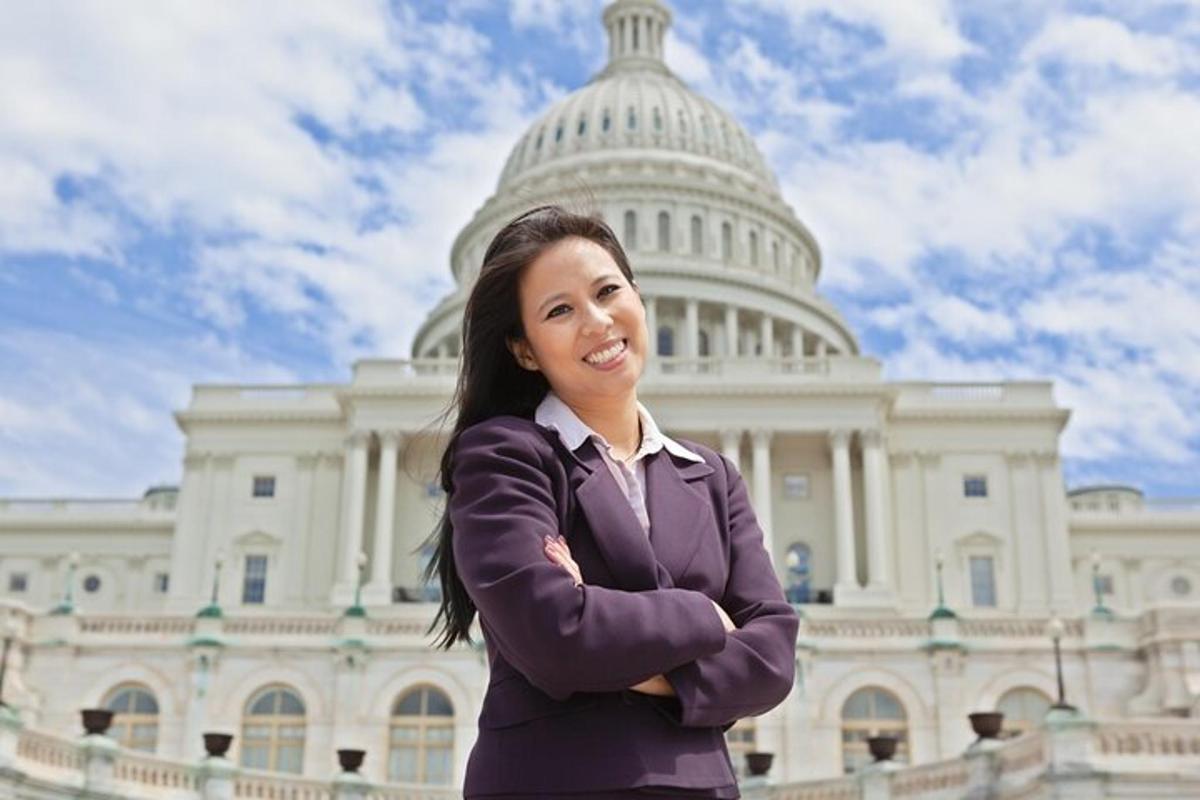 seorang wanita berdiri di depan gedung DPR Amerika Serikat