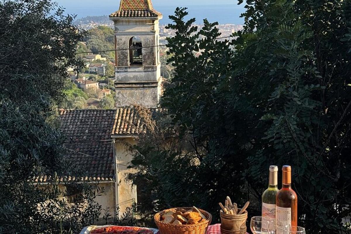 Δύο μπουκάλια κρασί σε ένα τραπέζι μπροστά από ένα κτίριο