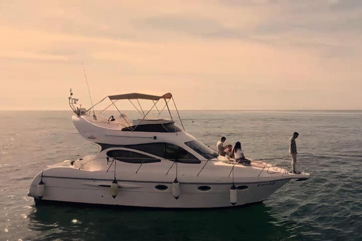un grupo de personas en un barco en el agua