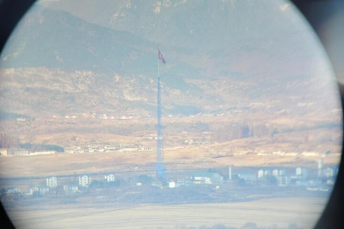pemandangan tiang bendera dari tingkap kapal terbang