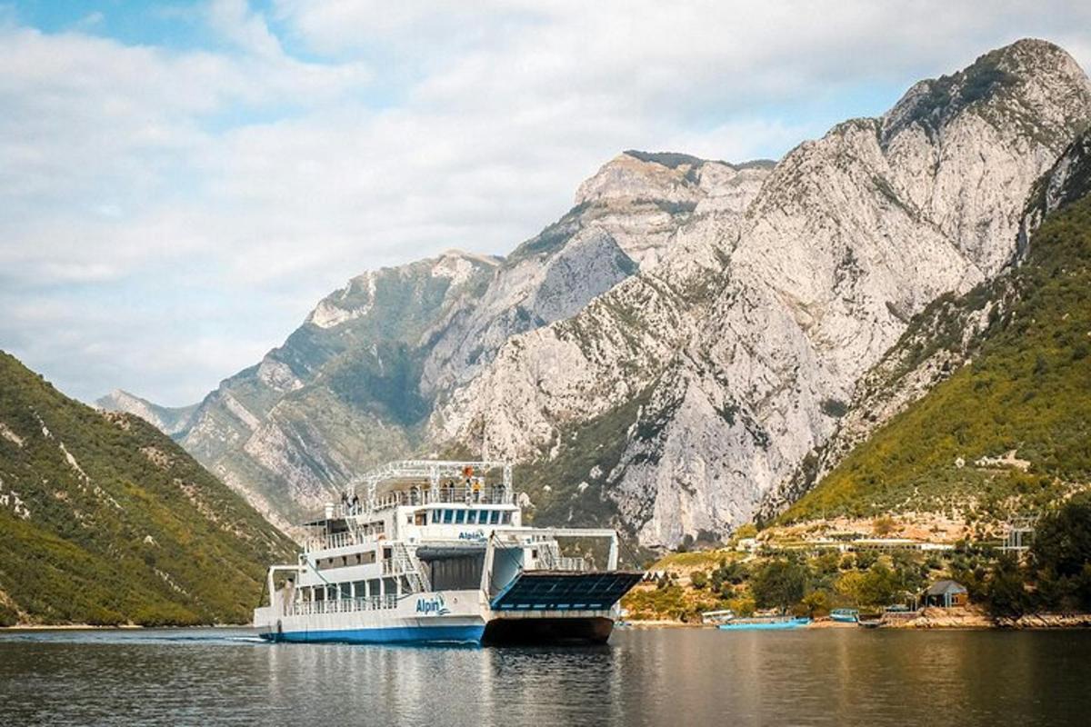 bátur á vatninu fyrir framan fjöll