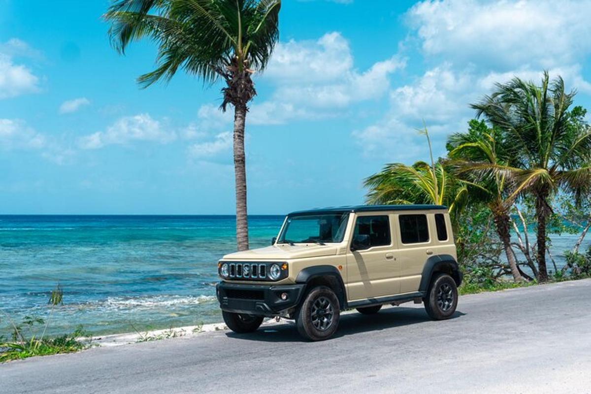 una jeep parcheggiata su una strada vicino alla spiaggia
