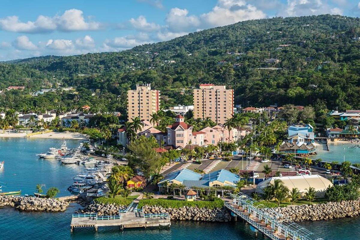 una vista aerea di un resort su uno specchio d'acqua