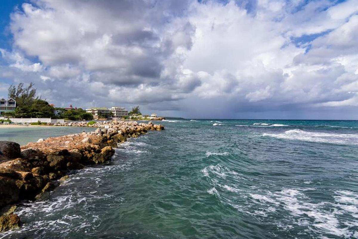 una vista dell'oceano da una spiaggia con rocce