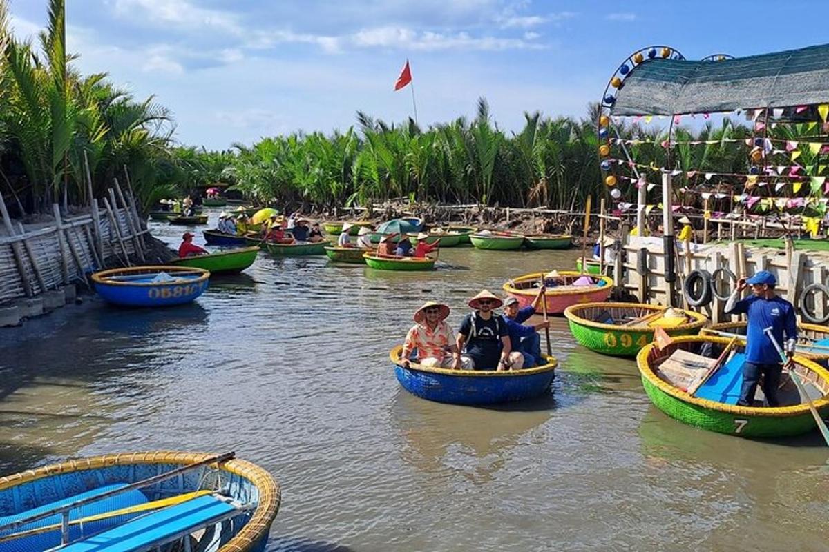 un groupe de personnes voyageant en bateau sur une rivière