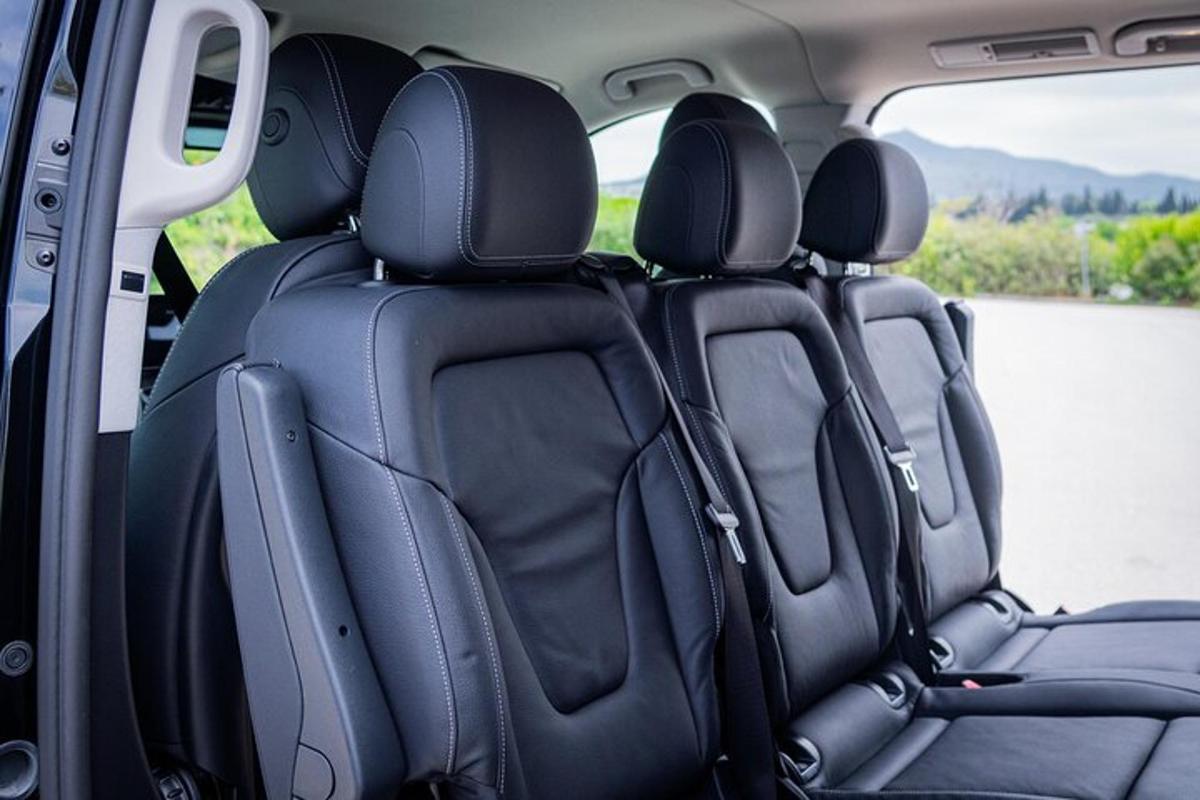 Dos asientos vacíos en la parte trasera de un coche