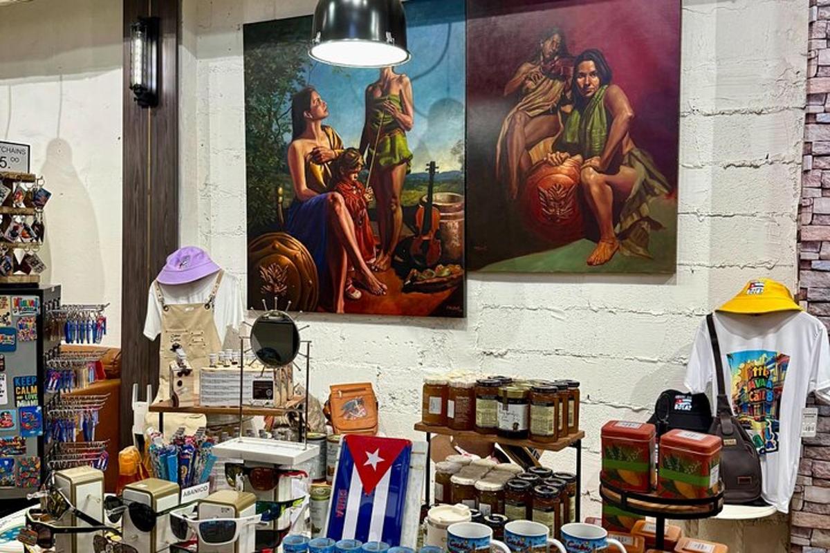 uma loja com pinturas na parede de uma loja