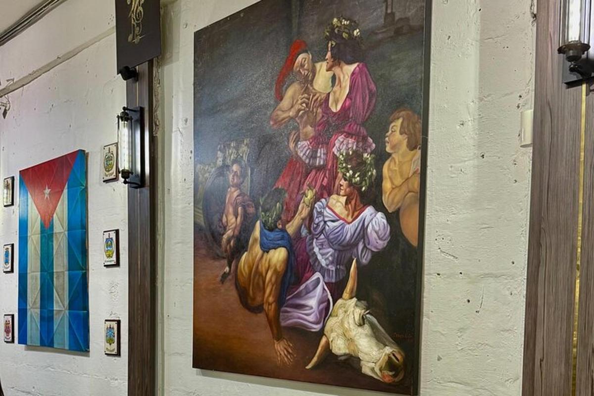 um mural em uma parede com uma pintura nele