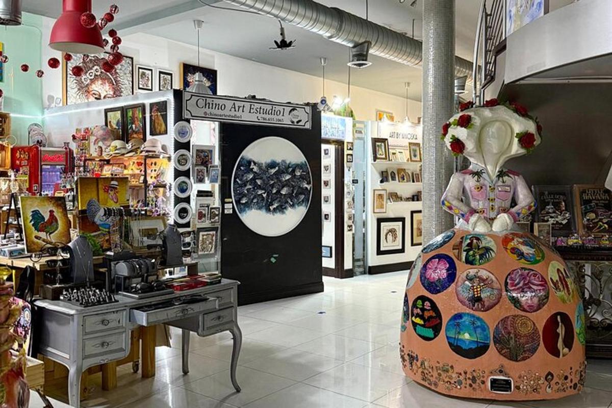 uma loja com uma cômoda grande em uma sala