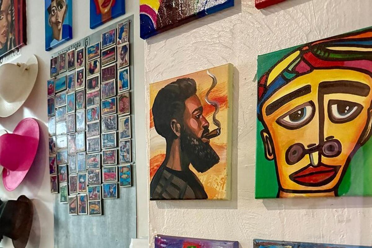 uma parede com pinturas de uma mulher