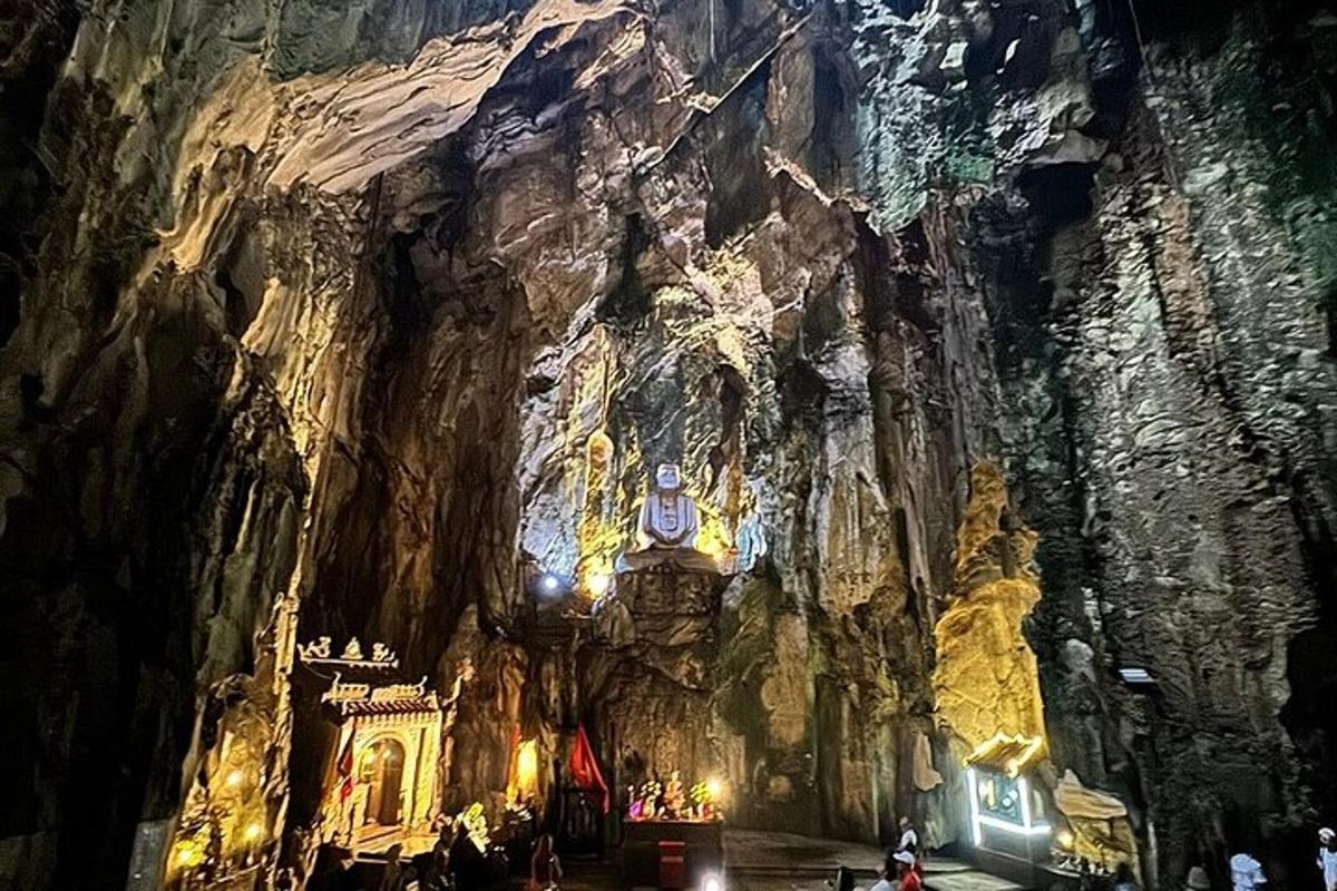 una grotta con una chiesa in una parete rocciosa