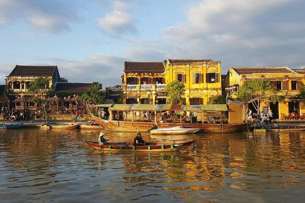 un gruppo di barche in acqua davanti agli edifici