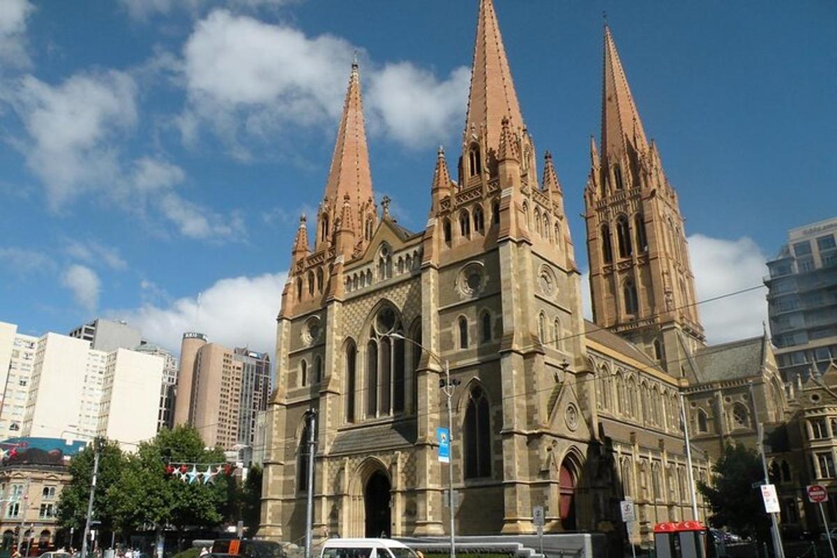 uma igreja antiga com duas torres em uma rua da cidade