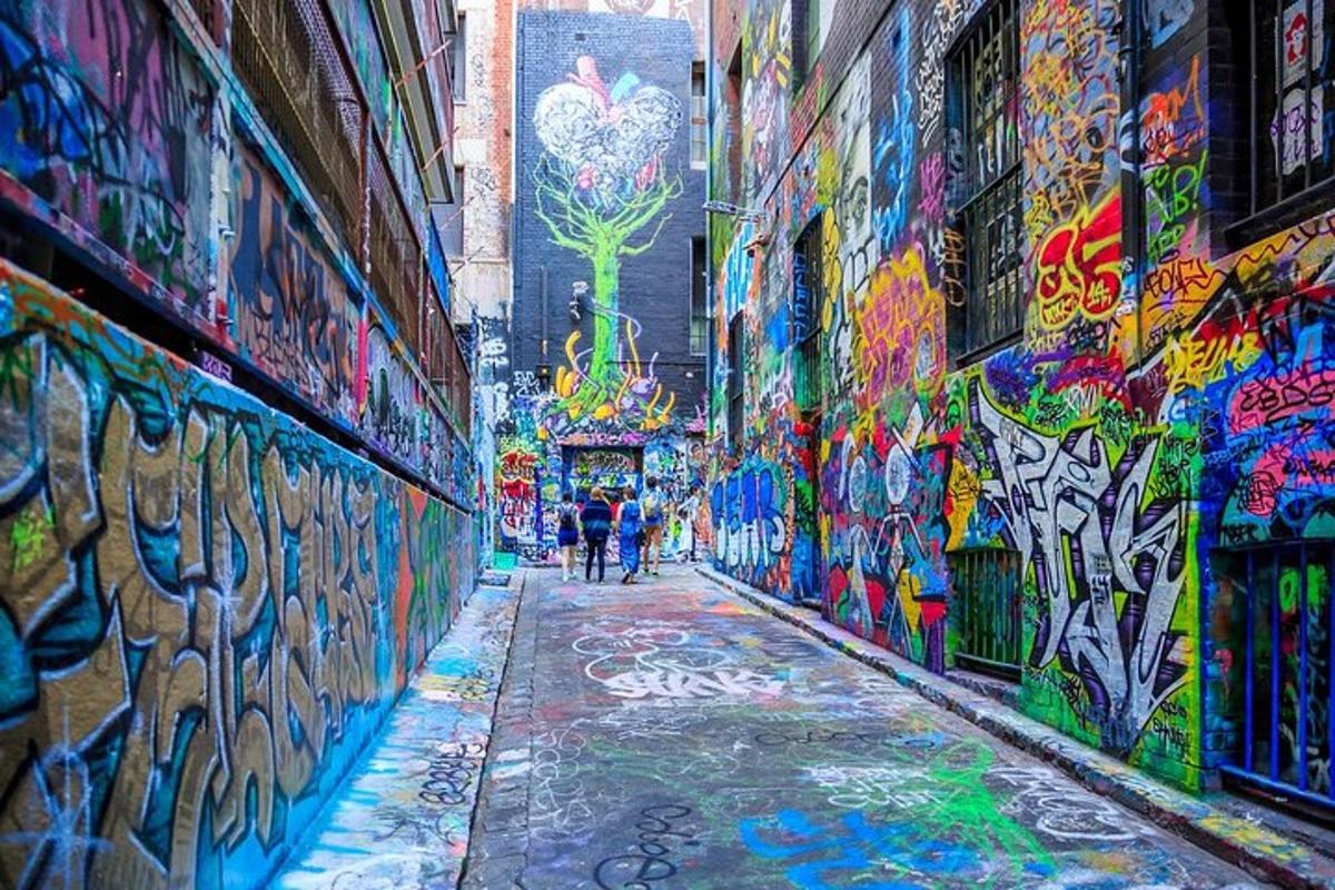 um beco coberto de grafite com pessoas andando por ele