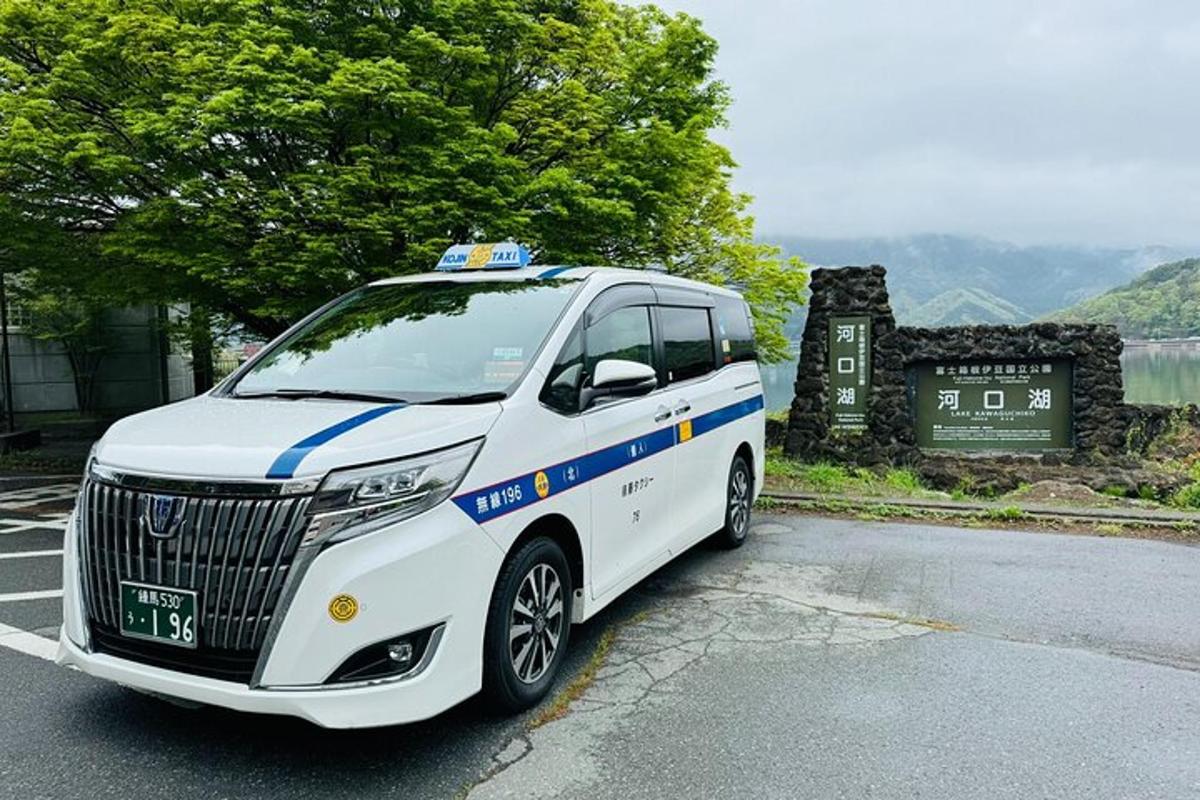 bílý policejní vůz zaparkovaný na parkovišti