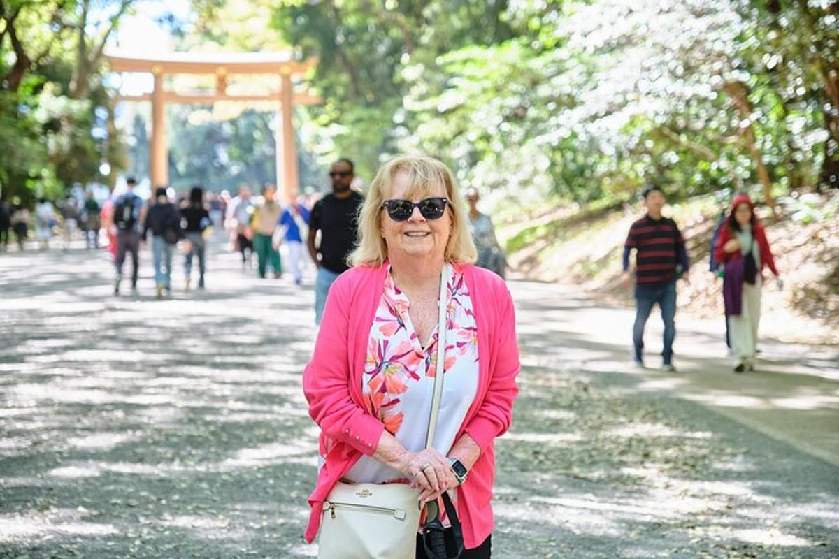 vecāka gadagājuma sieviete stāv uz celiņa parkā