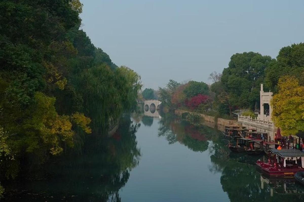 河边停着几艘船