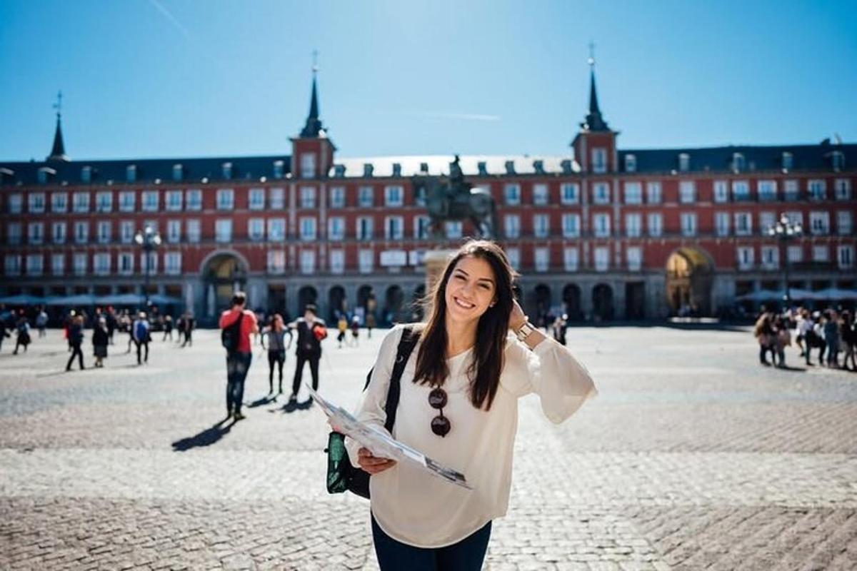 Una mujer sosteniendo un mapa frente a un edificio.