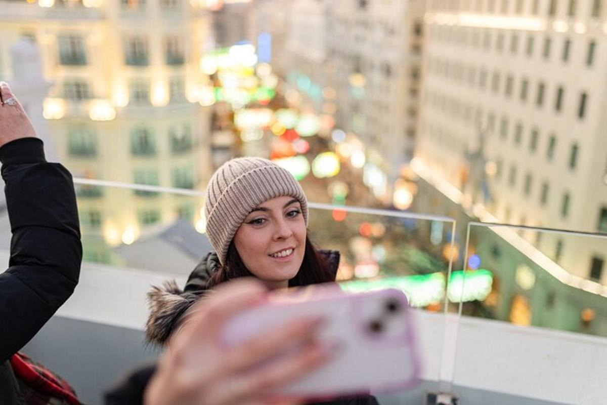 una mujer tomando una foto con su teléfono celular