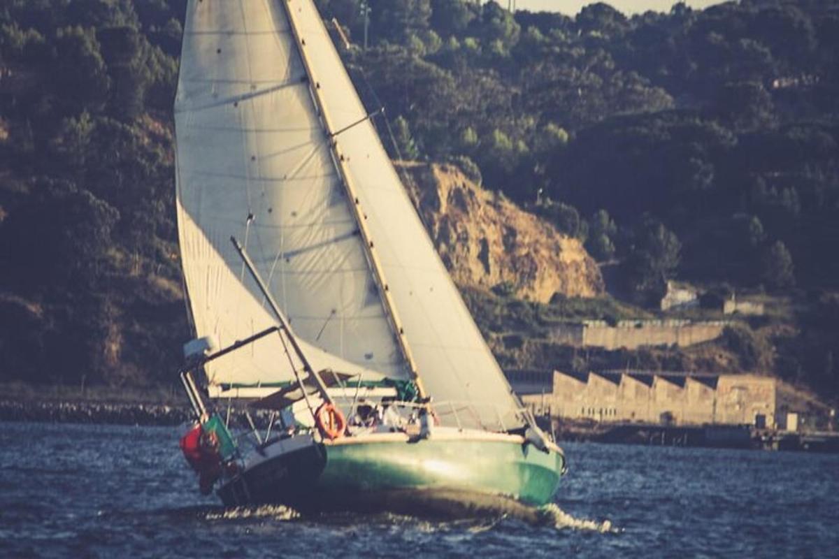 una barca a vela sull'acqua con una montagna sullo sfondo