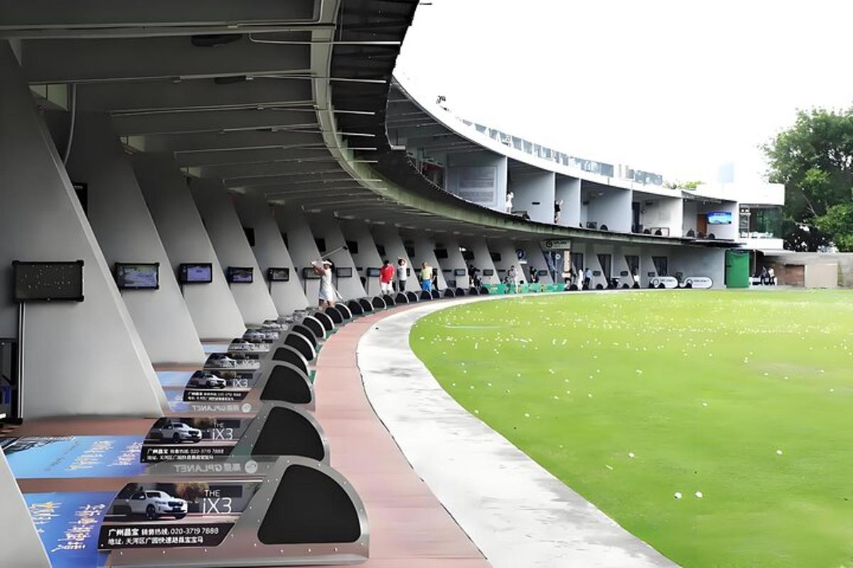 pogled na bejzbolski stadion z zelenim poljem