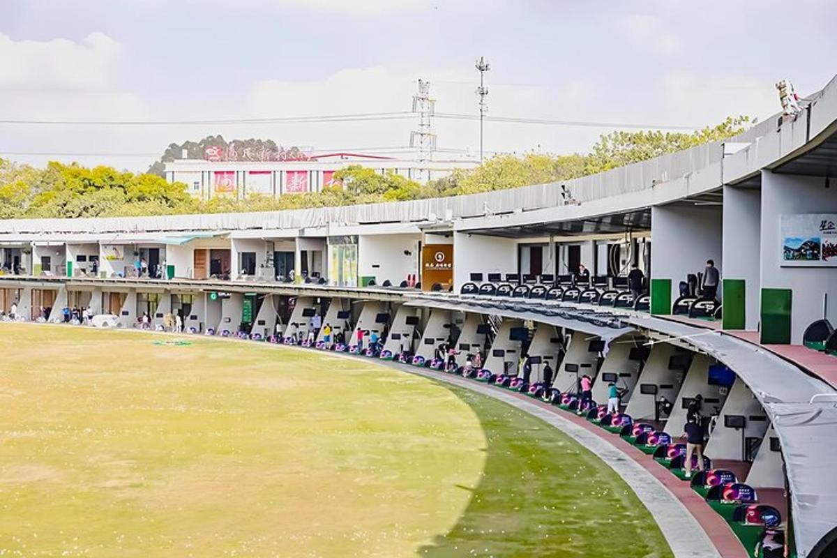 prázdný stadion se židlemi a zeleným polem