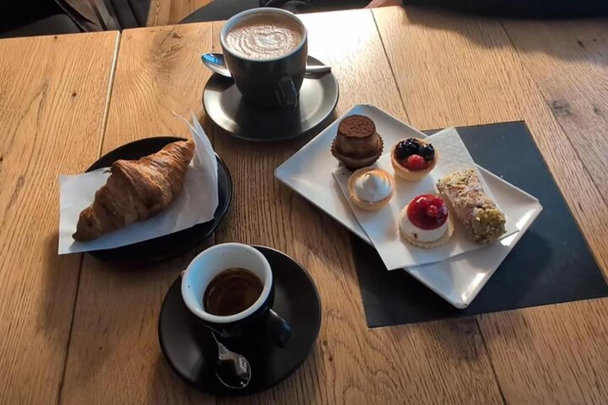ein Tisch mit zwei Tellern Gebäck und einer Tasse Kaffee