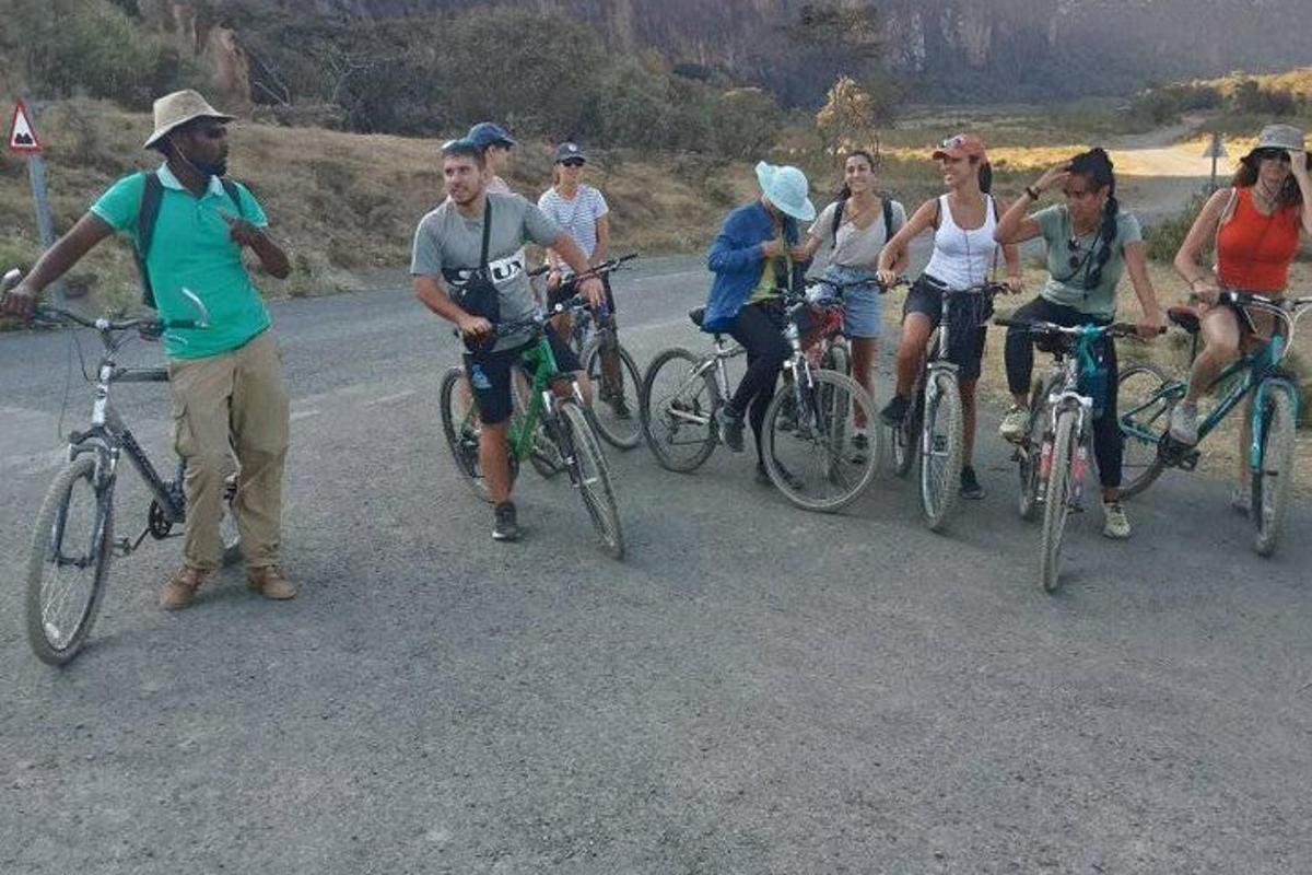 un grup de persones anant en bicicleta per una carretera