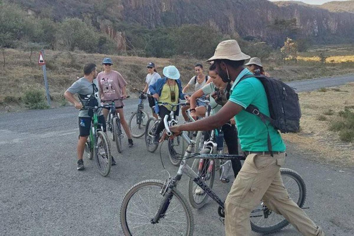 un grup de oameni care merg cu bicicleta pe o stradă