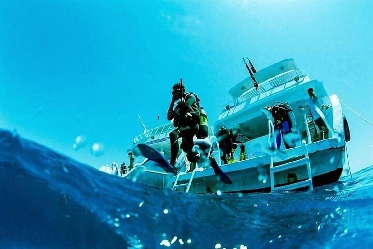 ένας άντρας που στέκεται σε μια βάρκα στο νερό