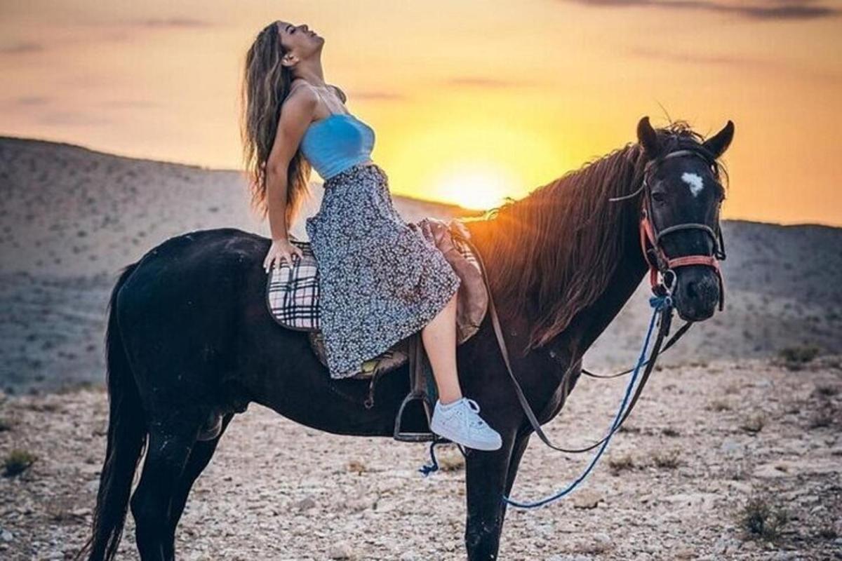 žena jede na koni v poušti
