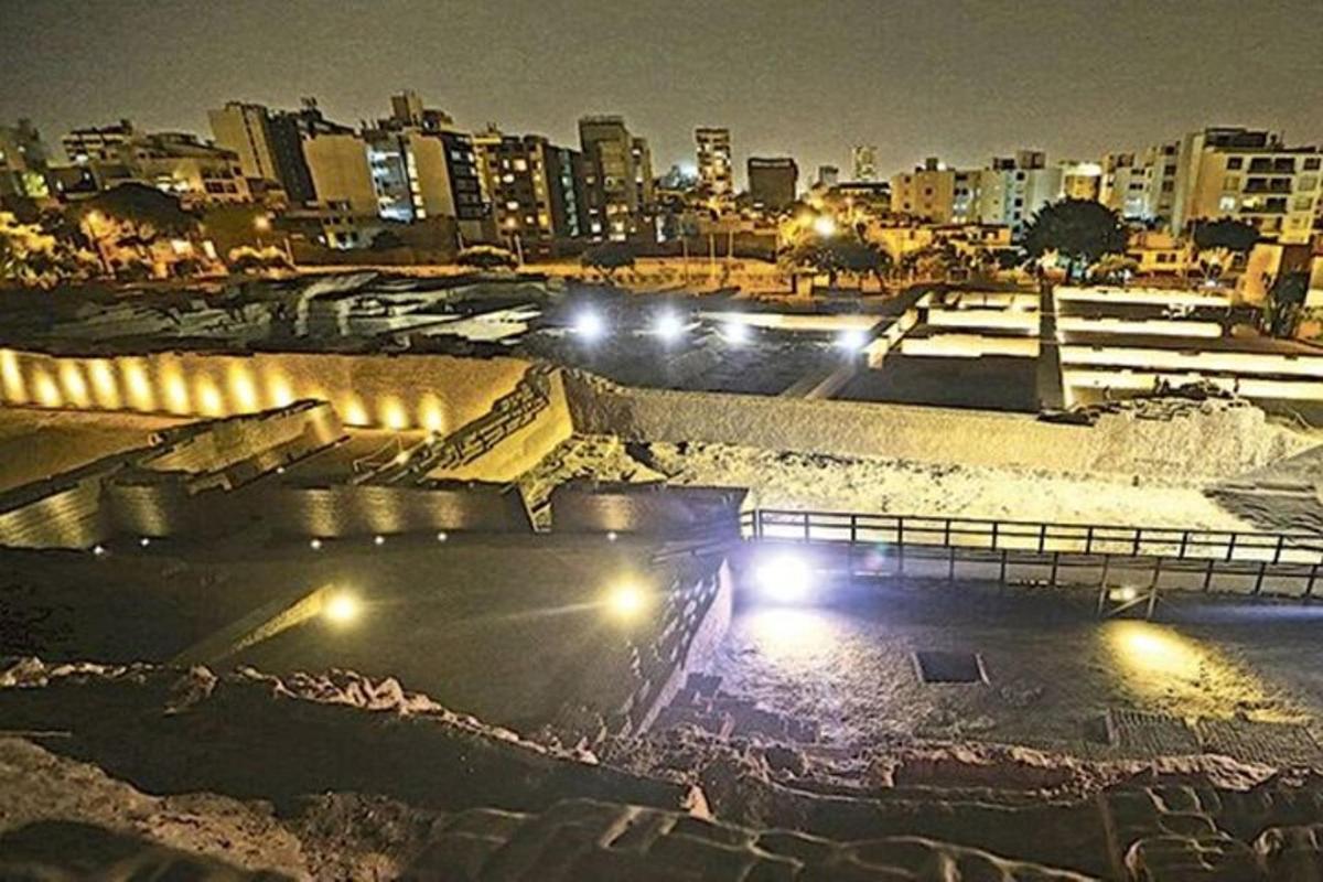 bãi đậu xe vào ban đêm có đèn trong thành phố