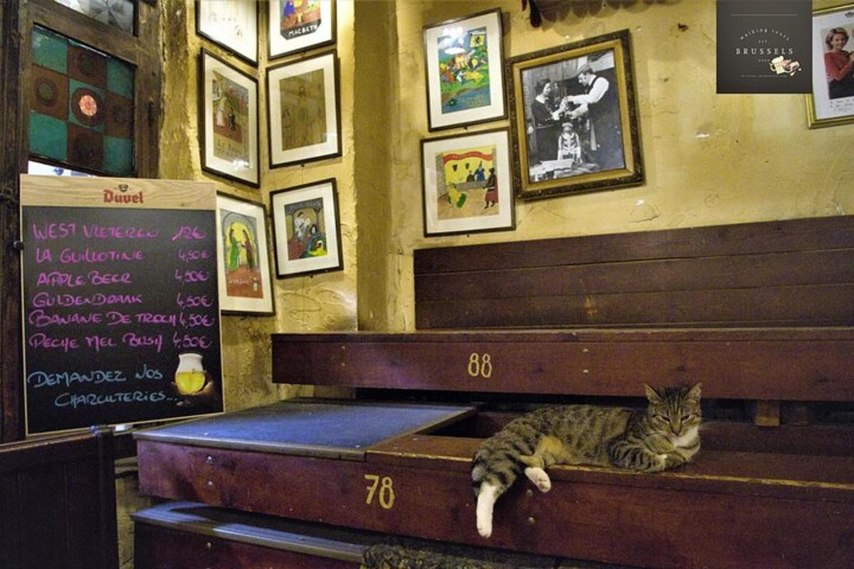 un gat estirat en un banc en un restaurant