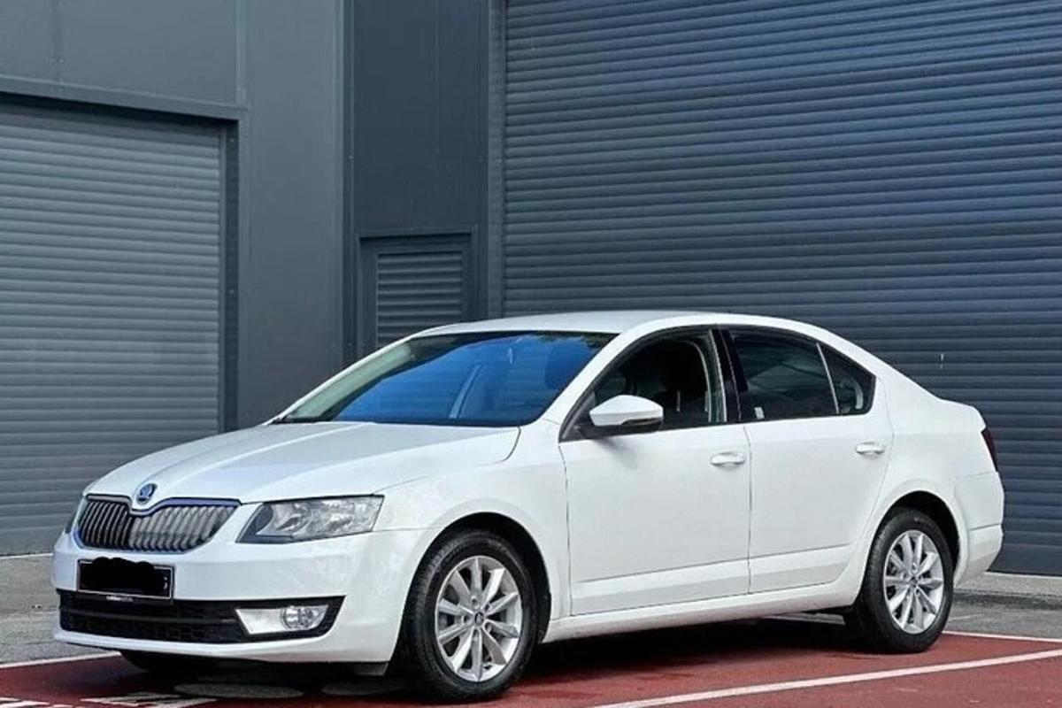 um carro branco estacionado em um estacionamento