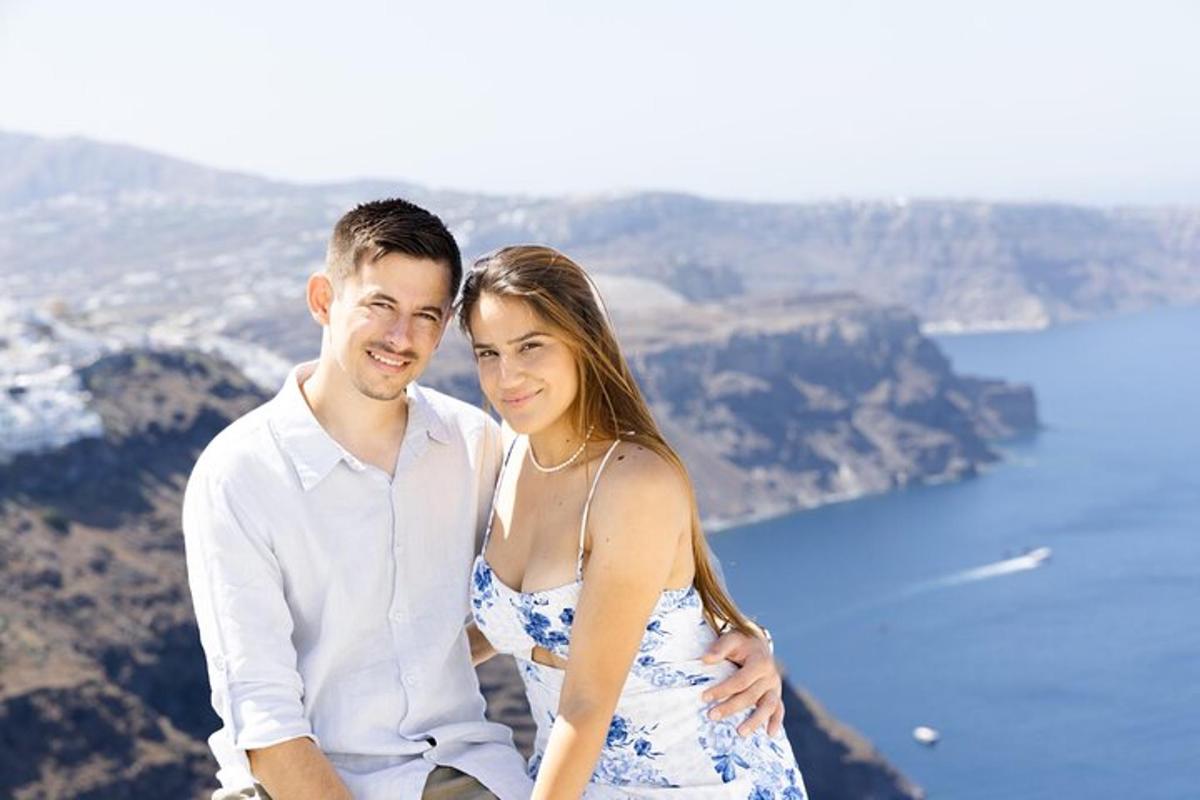 ένας άντρας και μια γυναίκα που κάθονται στην κορυφή ενός βουνού