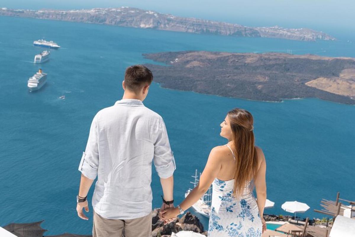 mees ja naine seisavad mäe otsas, kust avaneb vaade veele