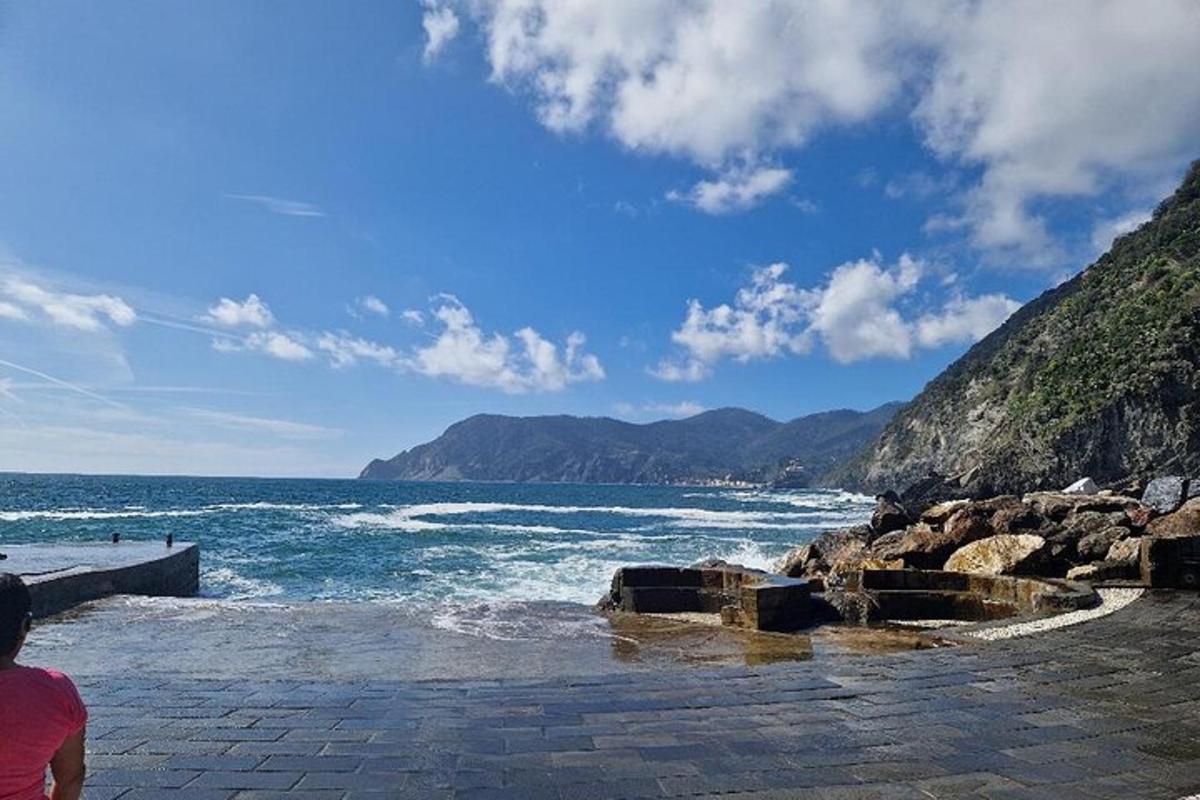 oseba, ki stoji na plaži blizu oceana