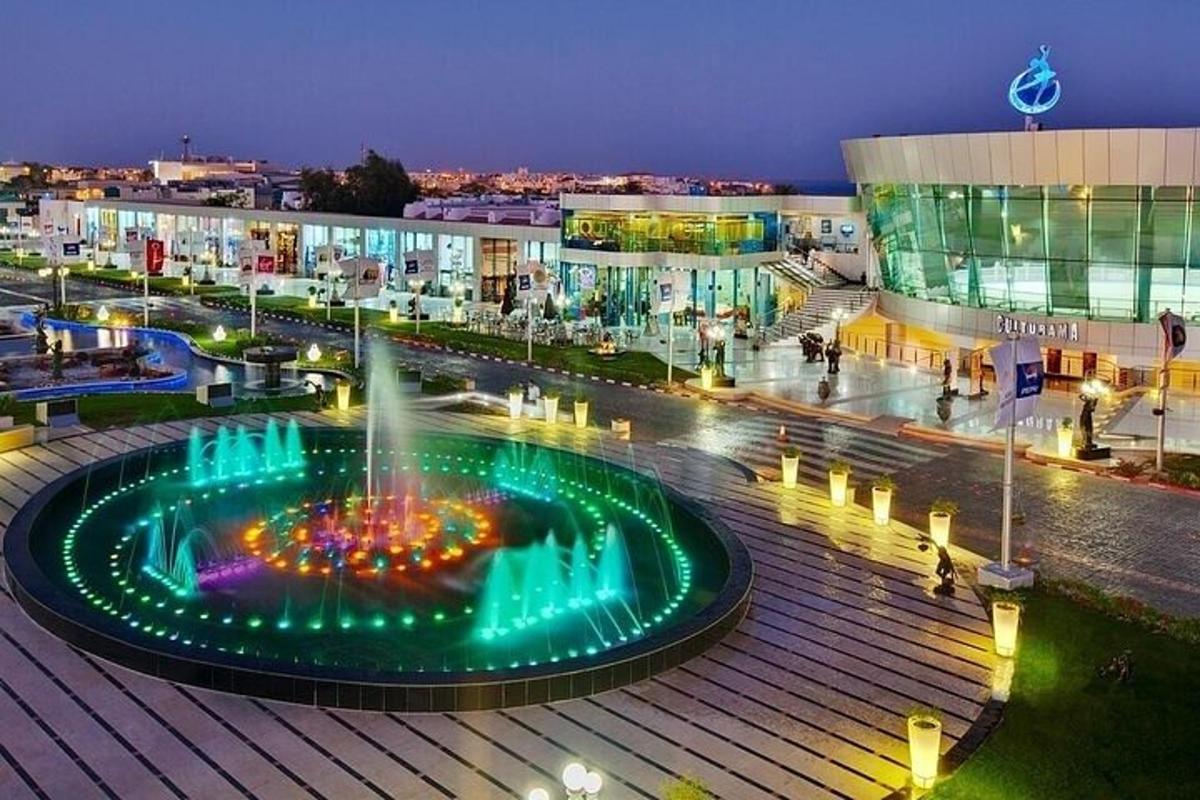 a fountain in the middle of a city at night