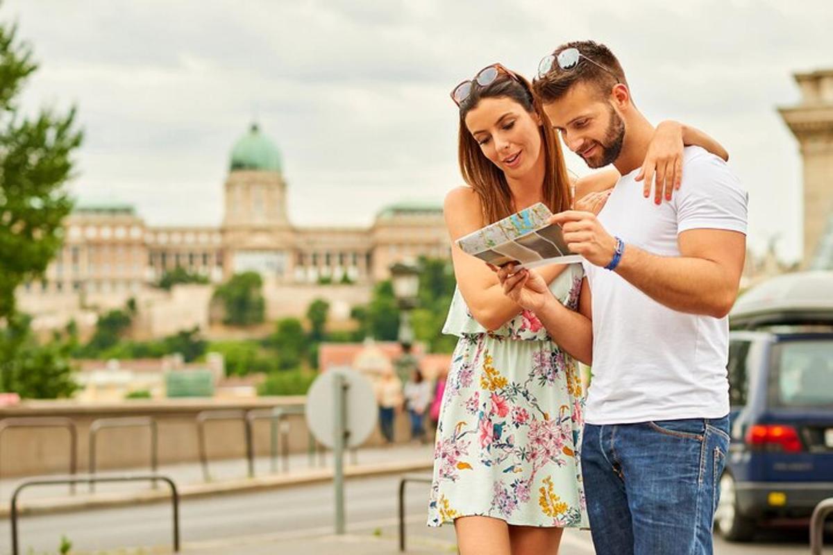 moški in ženska gledata v mobilni telefon
