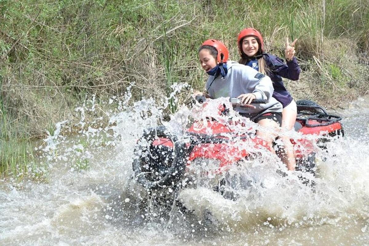 due persone a bordo di una zattera in acqua