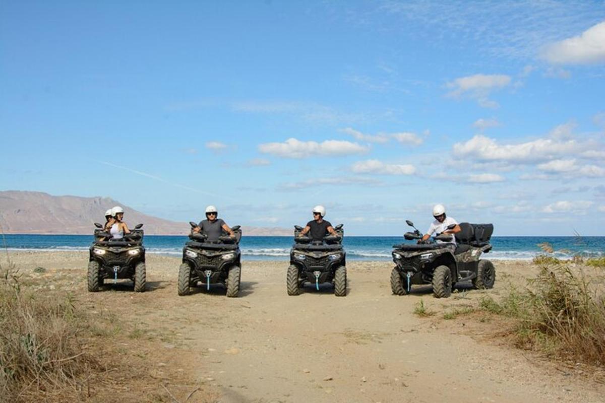 un groupe de personnes conduisant des VTT sur la plage