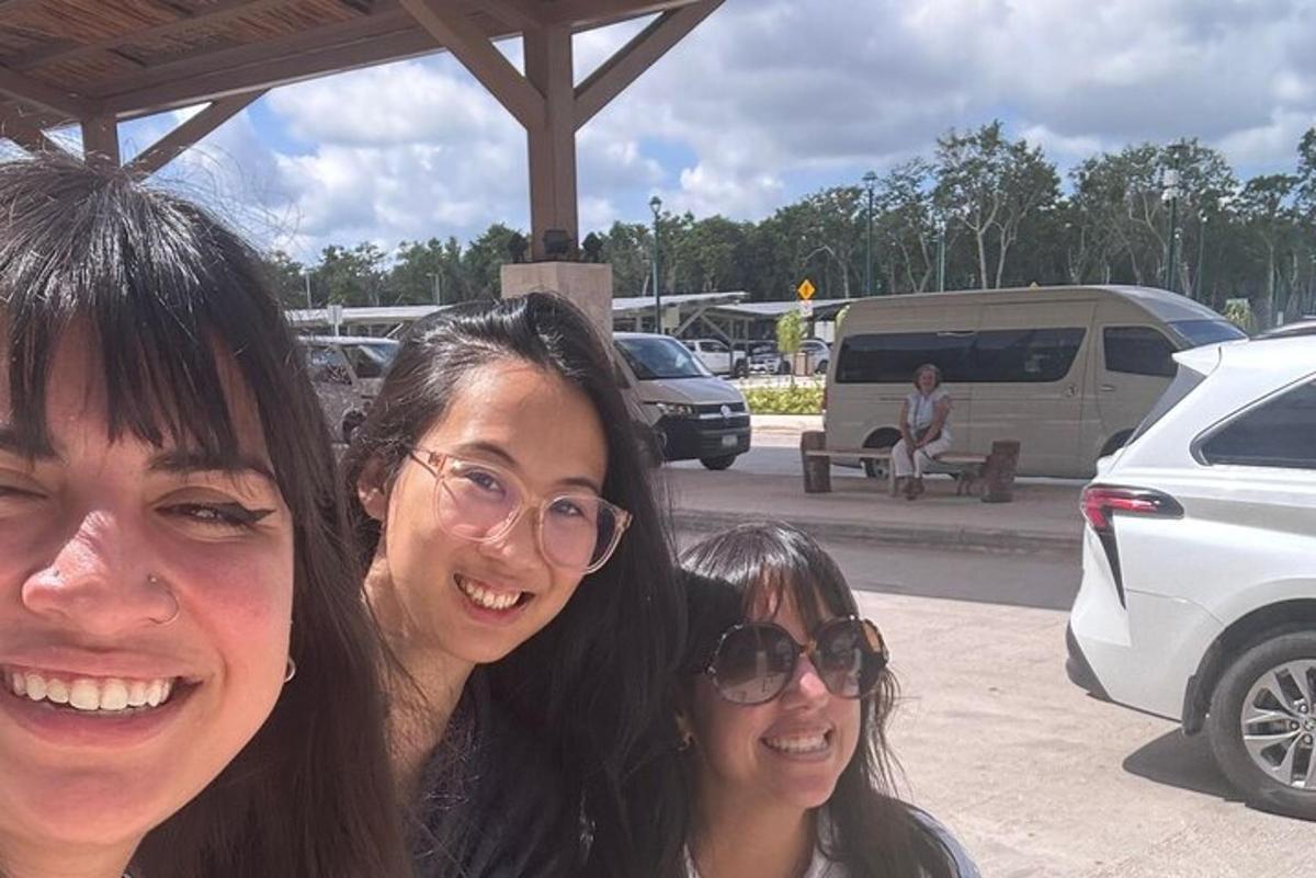 駐車場で写真を撮る3人の女性