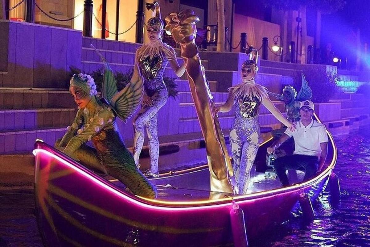 un grup de persones en una barca a l'aigua