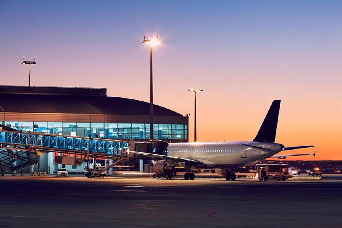 un aereo è parcheggiato in un aeroporto