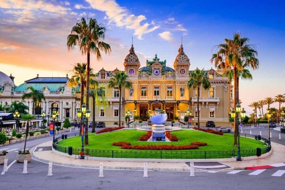 un grande edificio con una fontana di fronte