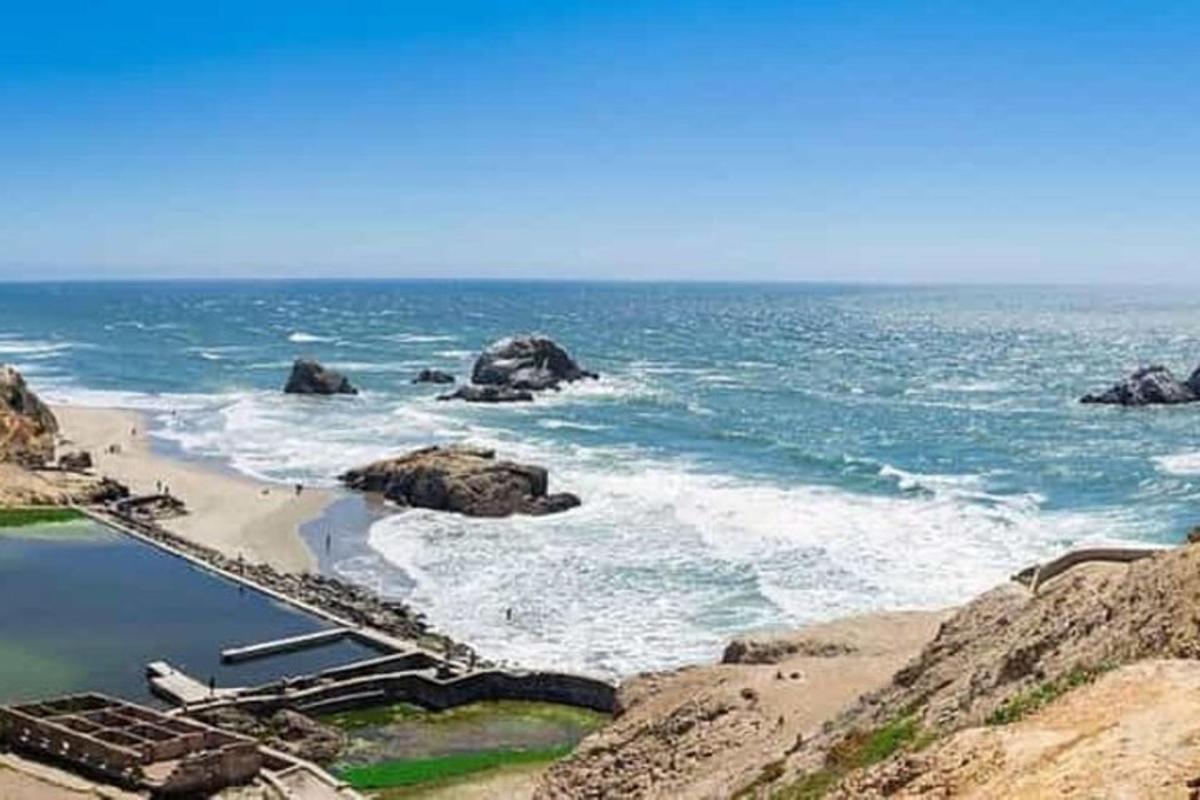 una spiaggia con rocce nell'acqua e nell'oceano