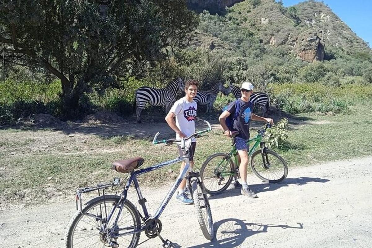 dos homes drets al costat de les seves bicicletes i zebres